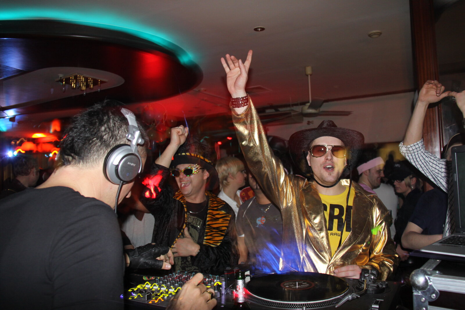DJ Saint-Tropez en b2b dans un club, soirée veste dorée mains levées