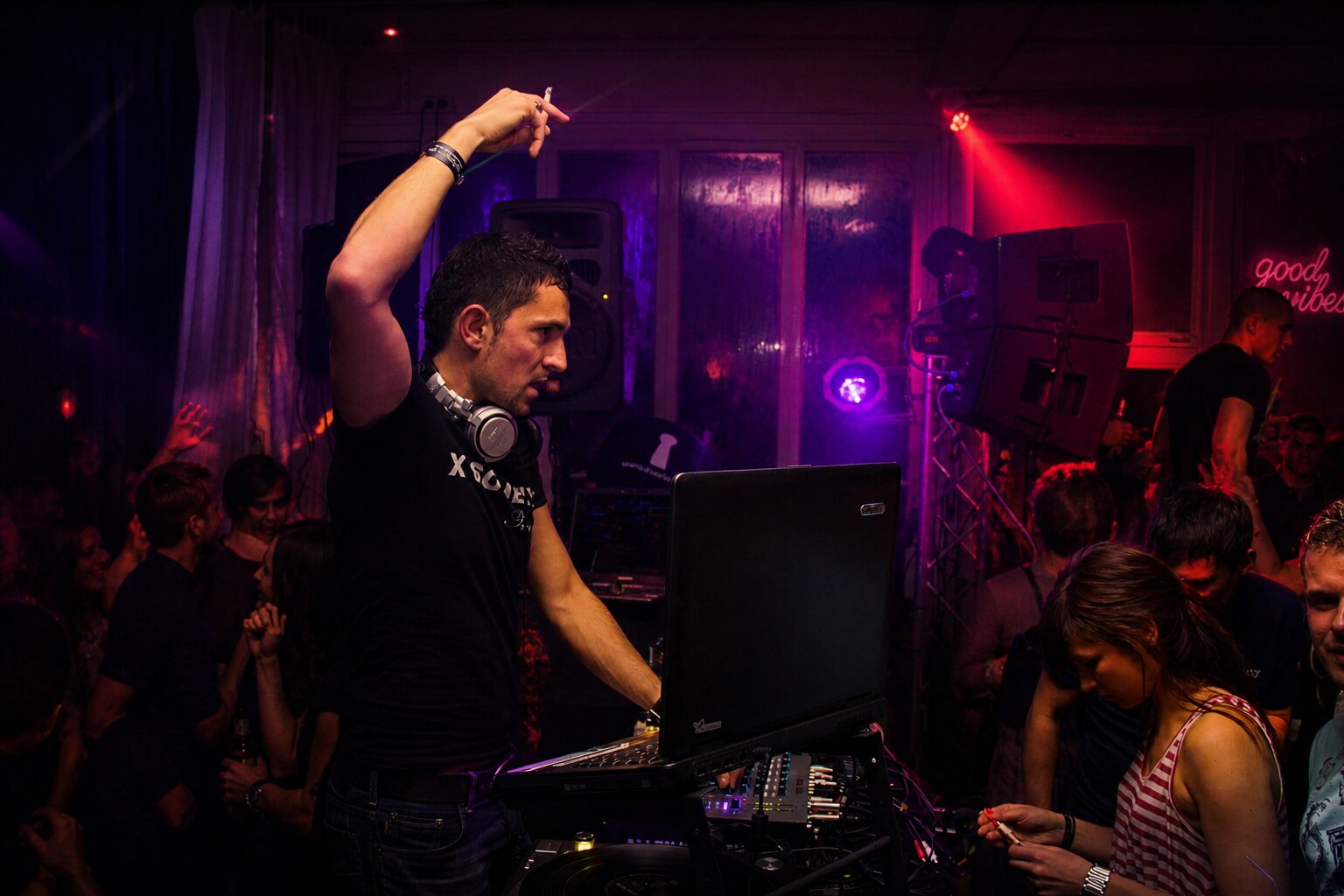 DEEP UNIT, DJ Saint-Tropez, main levée derrière les platines, ambiance club good vibes