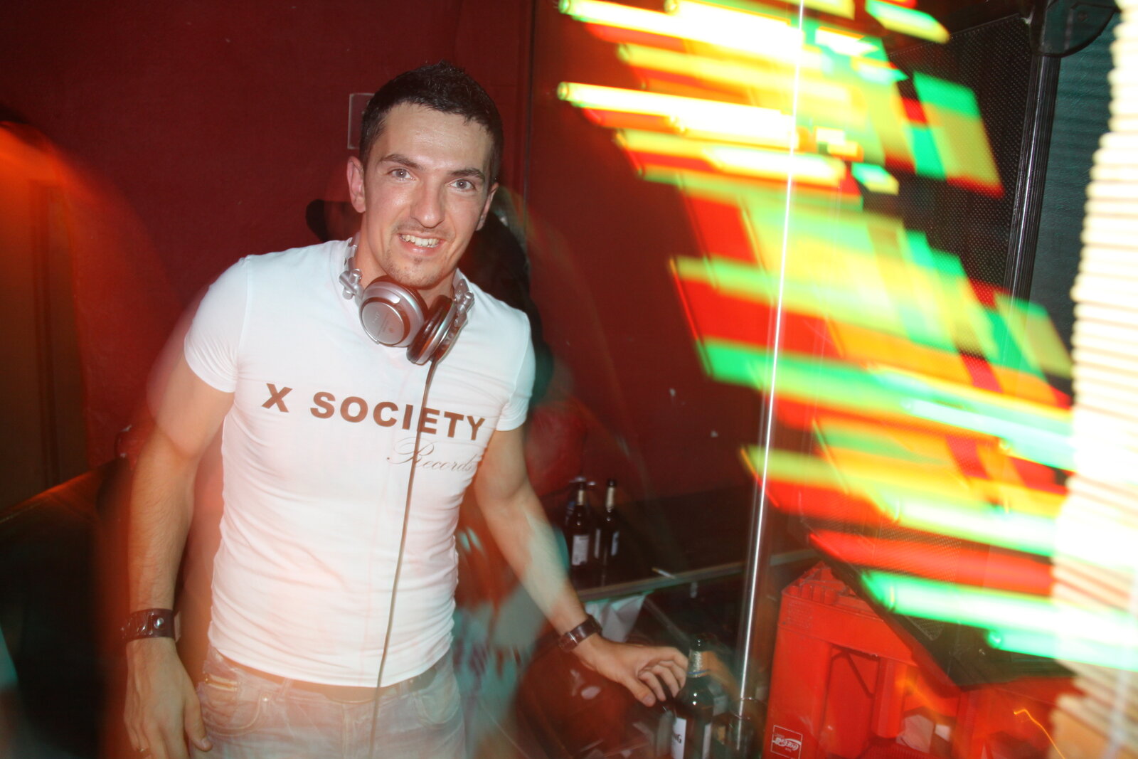 DJ Saint-Tropez en booth devant un mur LED avec équaliseur coloré