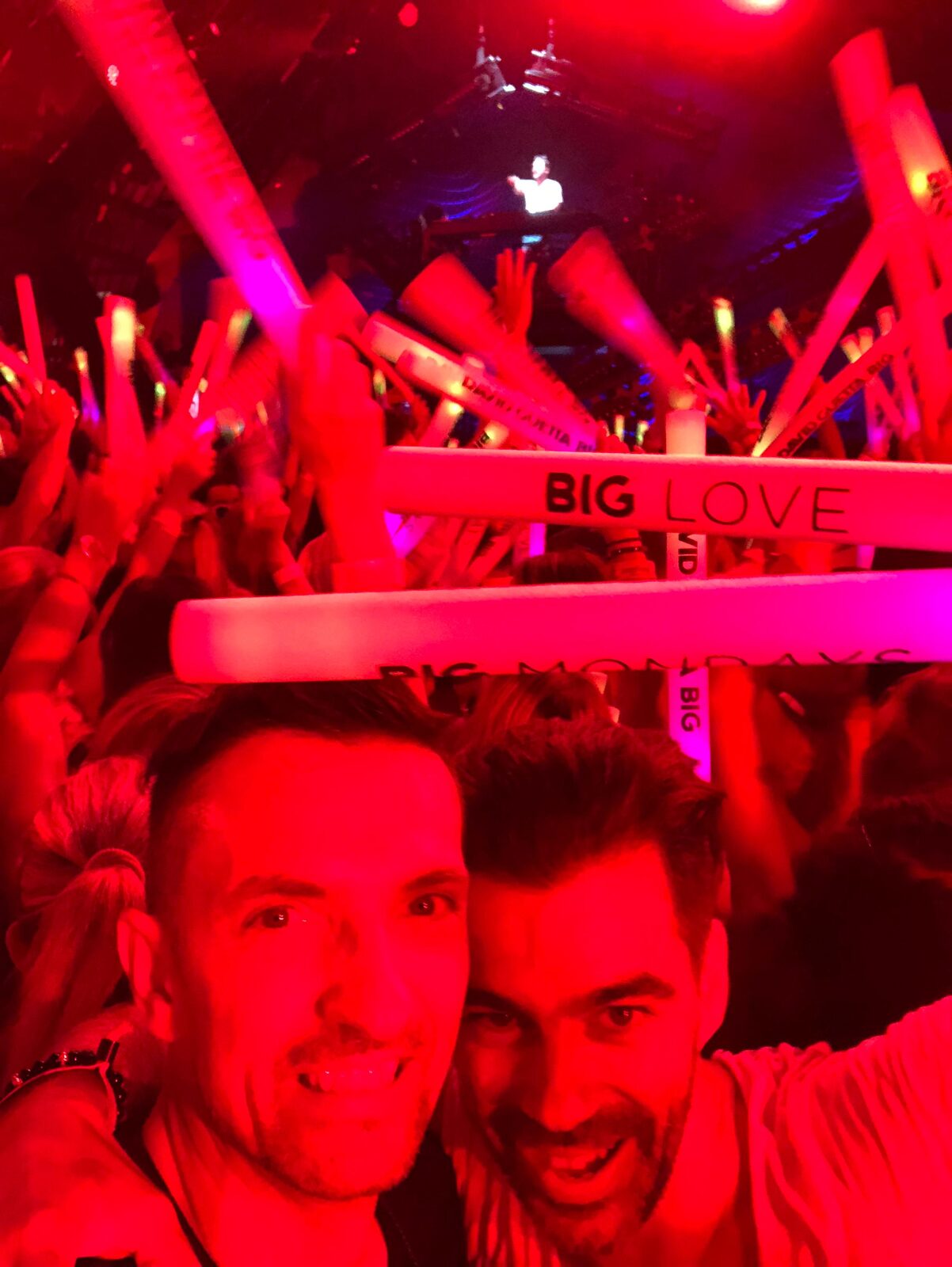 Foule sur un événement DJ Saint-Tropez sous les lumières rouges
