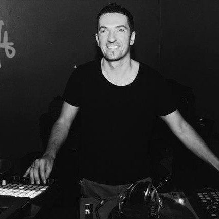 DEEP UNIT, DJ basé à Saint-Tropez, aux platines en noir et blanc