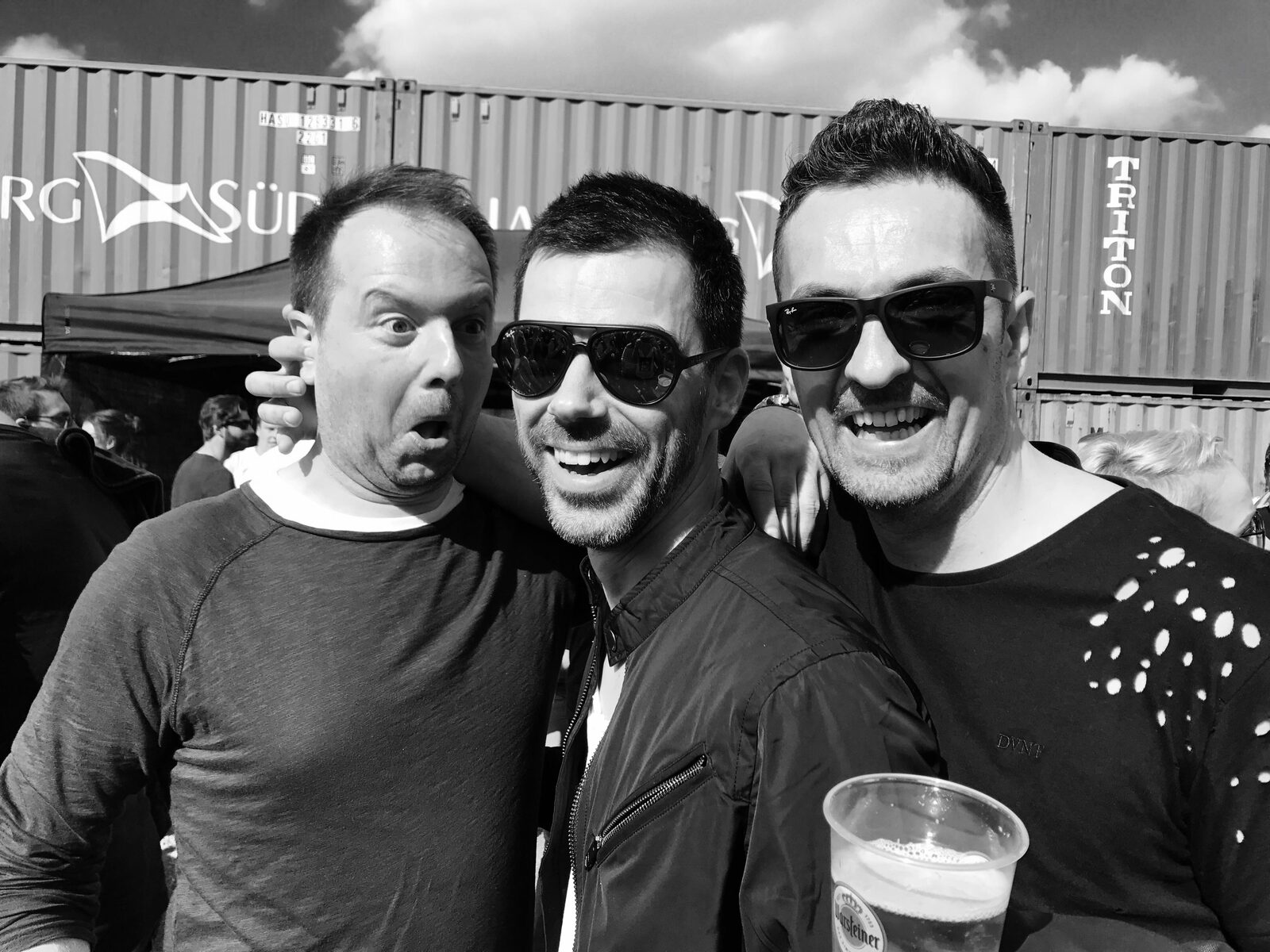 DJ Saint-Tropez en festival, image en noir et blanc