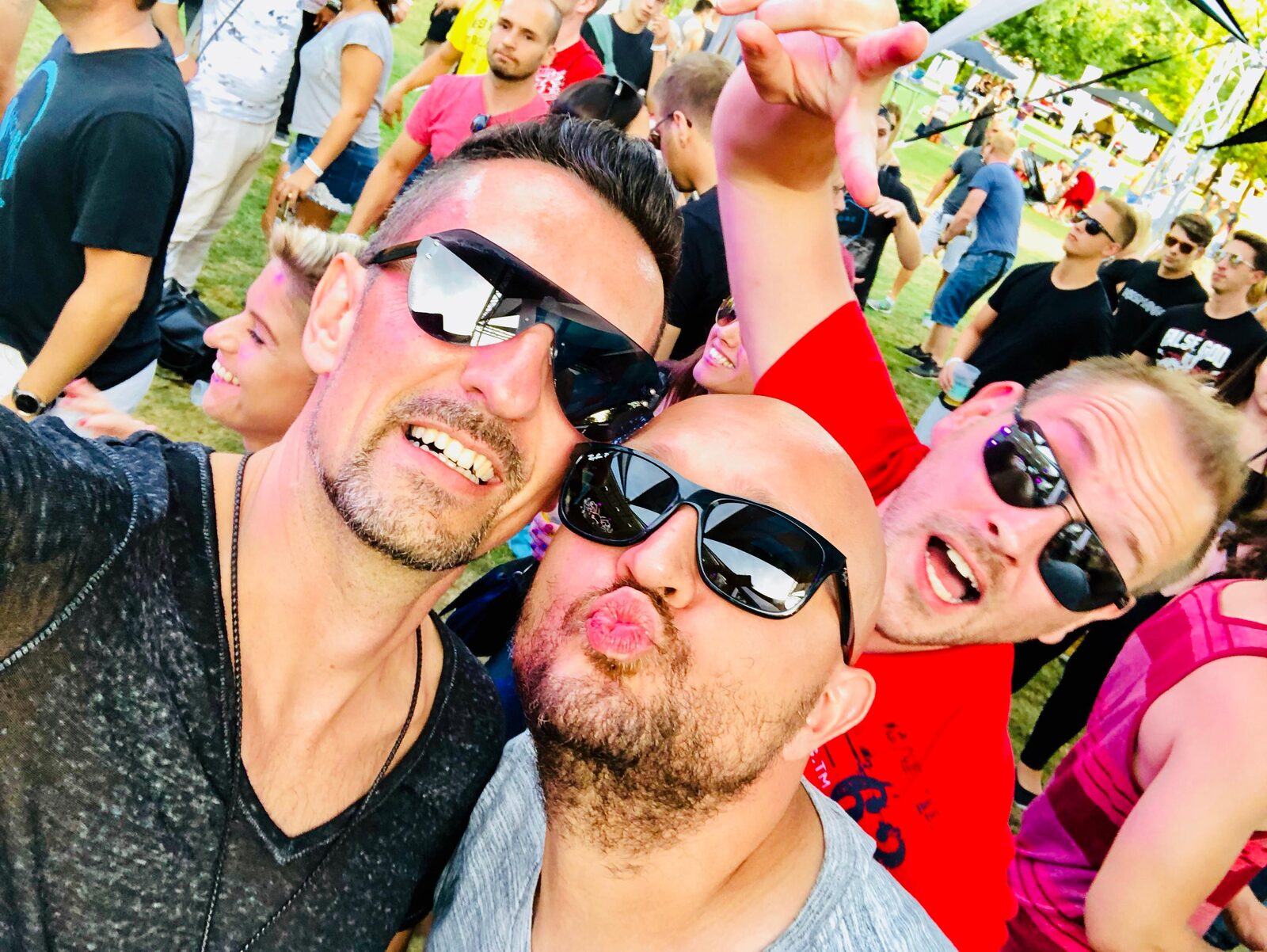 DEEP UNIT, DJ à Saint-Tropez, avec son équipe sur un festival en plein air