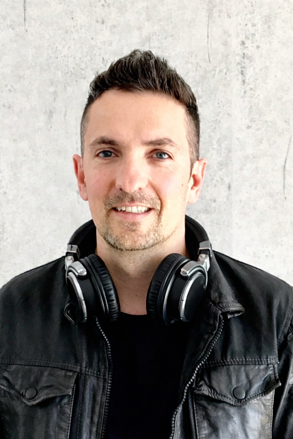 DEEP UNIT, DJ à Saint-Tropez, portrait en veste en cuir