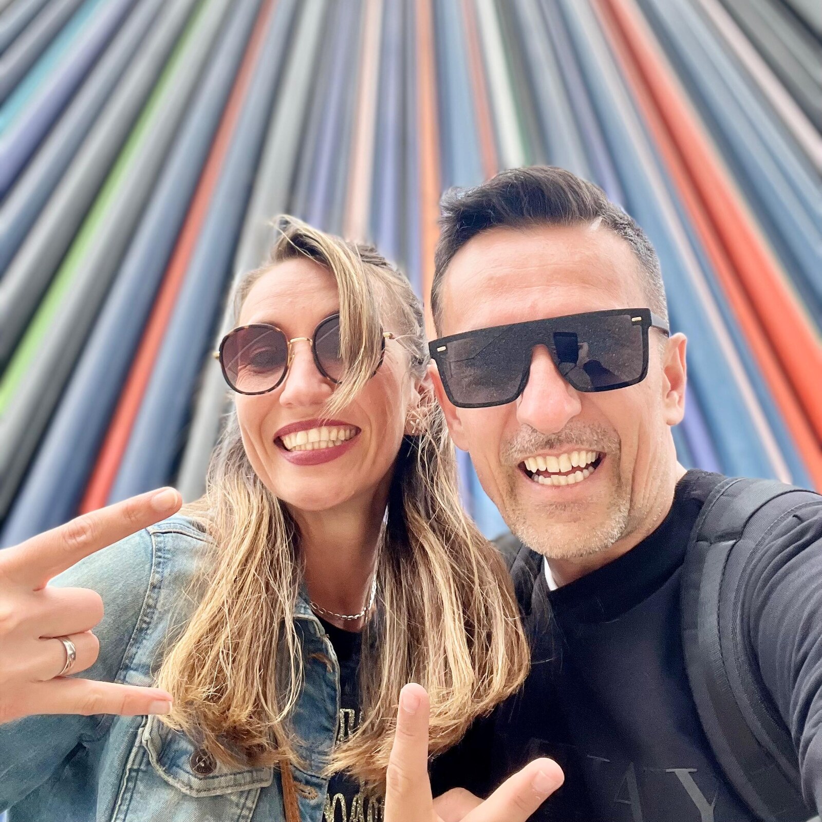 DEEP UNIT, DJ basé à Saint-Tropez, devant une installation artistique colorée